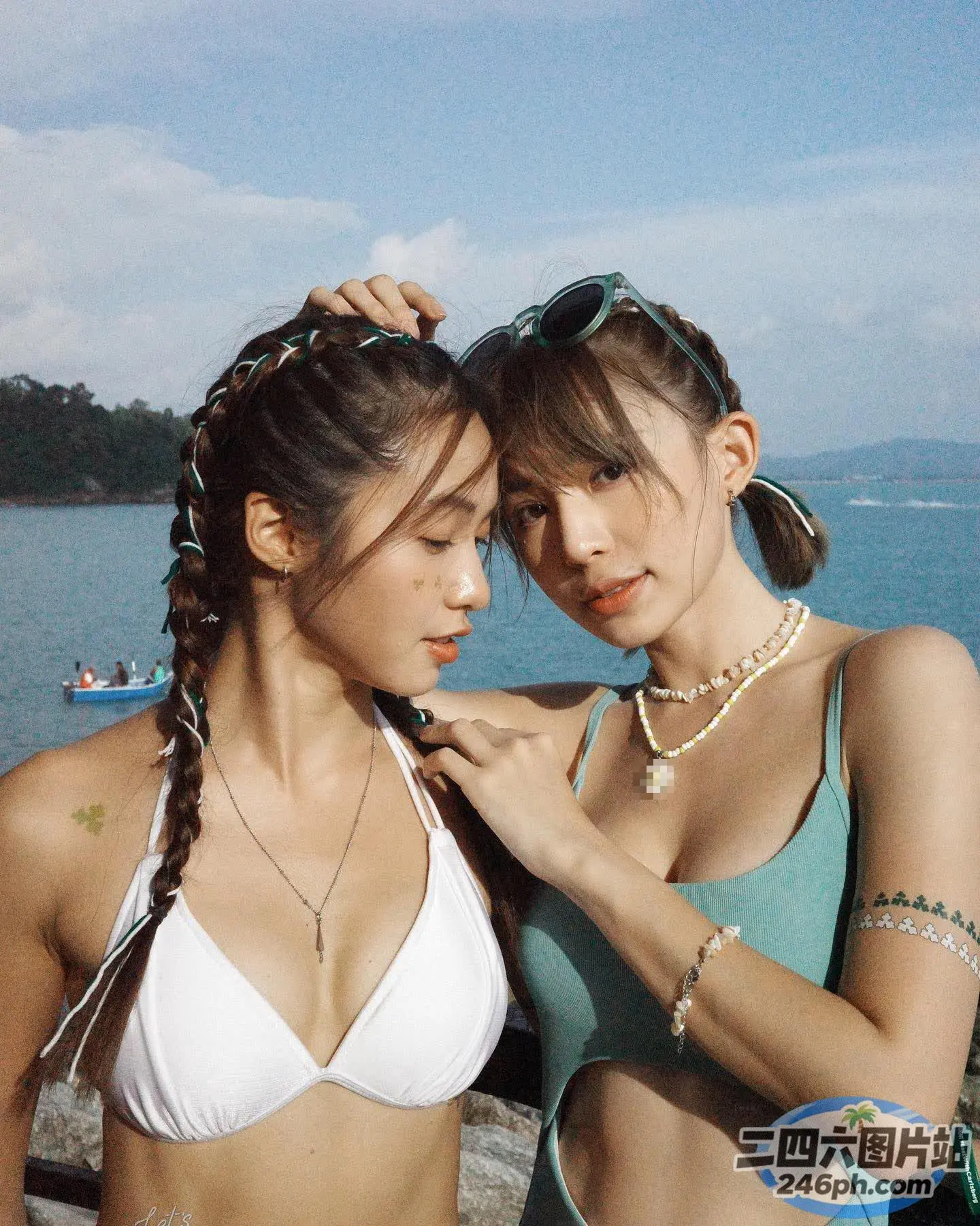 两个穿着比基尼的女人并排站在水边