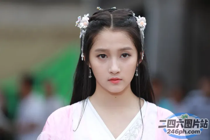 阿拉夫德亚洲女孩身穿粉色连衣裙，头戴白色花冠