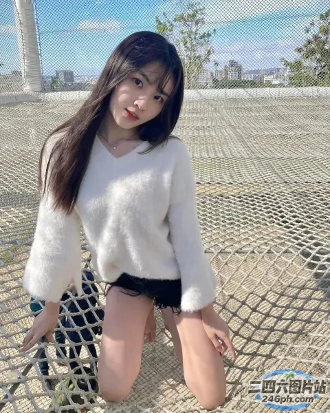 拿着滑板坐在网上的亚洲女人