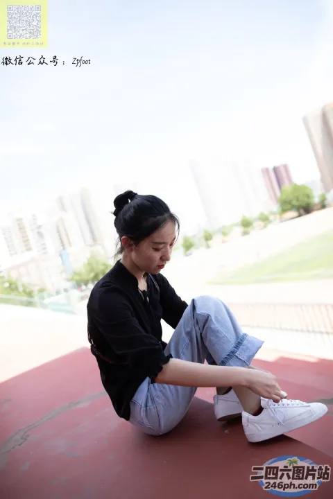 有一个女人坐在地上系鞋带