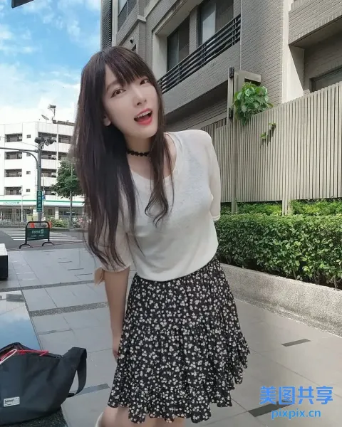 身穿裙子和白衬衫的 Araffed 亚洲女子合影留念