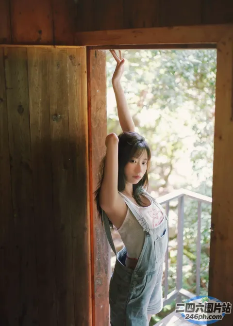 穿着工作服的阿拉夫德女人靠在木门上