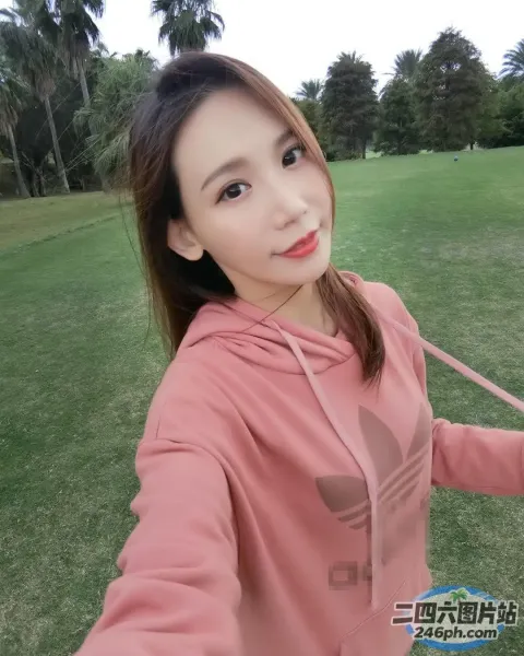 Arafed 女子在公园里拿着飞盘自拍