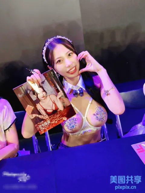 有一个穿着比基尼的女人拿着一本杂志