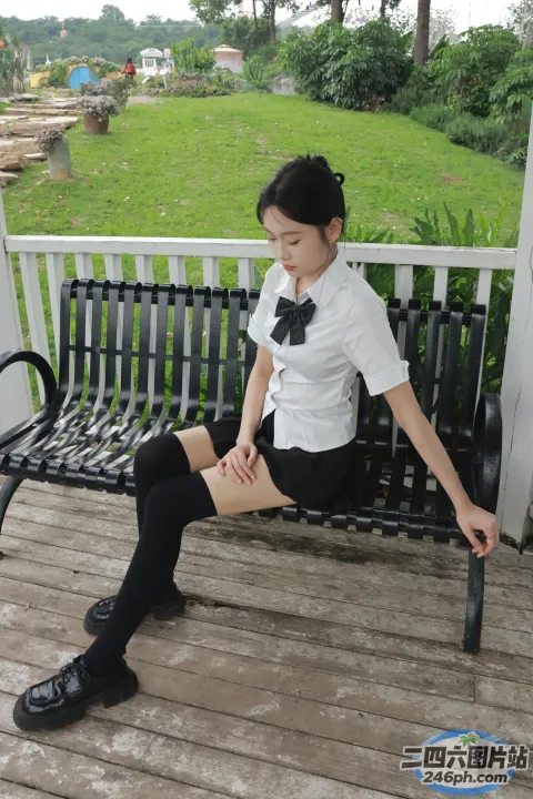 Araffe 坐在门廊上的长凳上，打着黑白领结