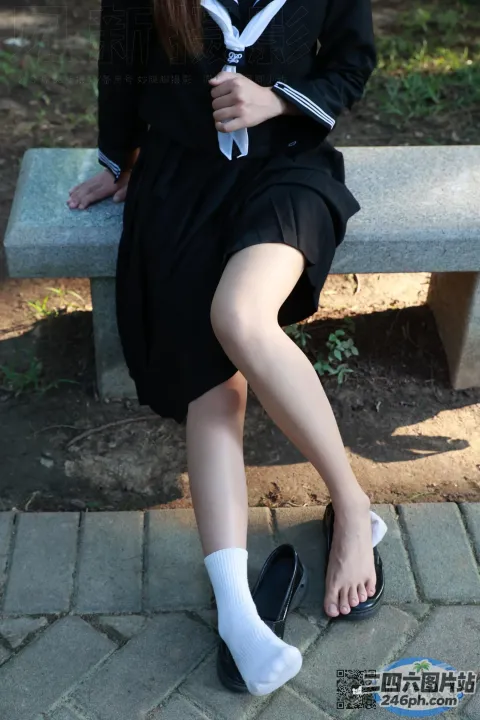 穿着水手服坐在长凳上的 Arafed 女人