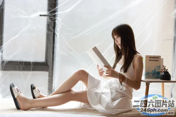 阿拉菲女人坐在床上看书