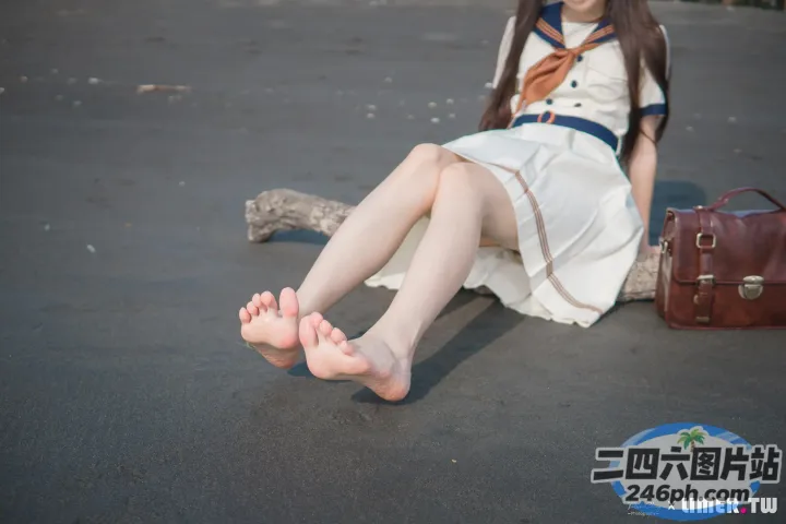 有一个女人坐在地上，双脚抬起