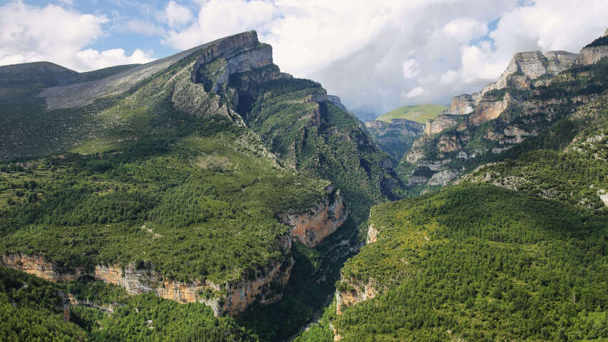 陡峭的悬崖峭壁山谷的 arafed 景观