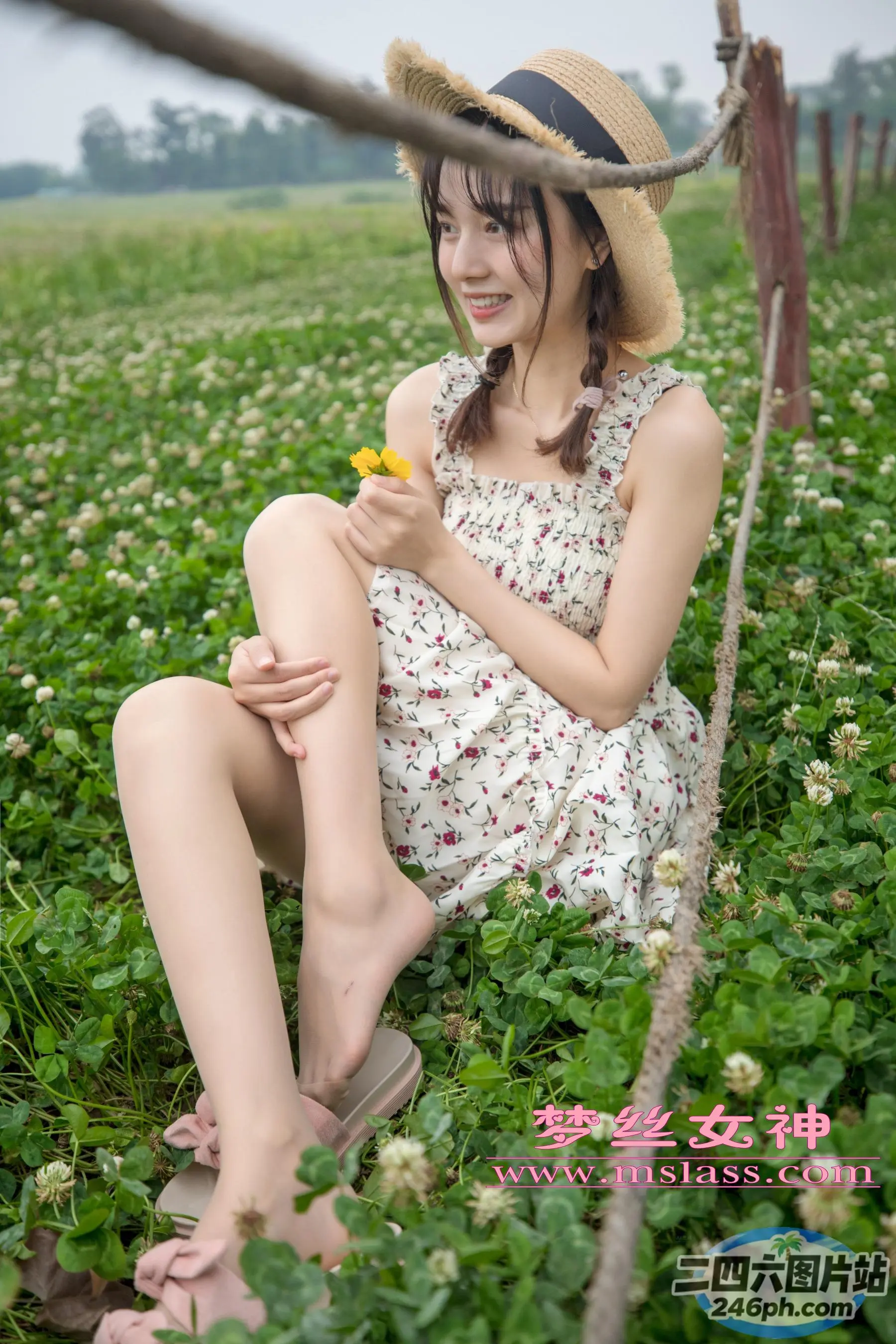 戴着草帽坐在花田里的阿拉夫德女人