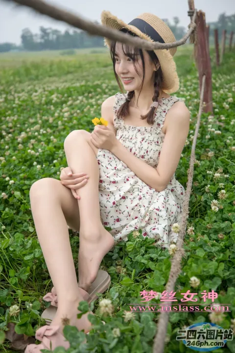 戴着草帽坐在花田里的阿拉夫德女人