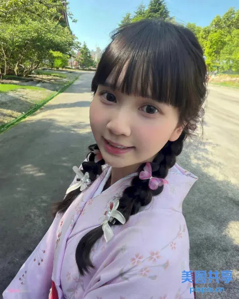 穿着和服和粉红色夹克的 arafed 亚洲女孩