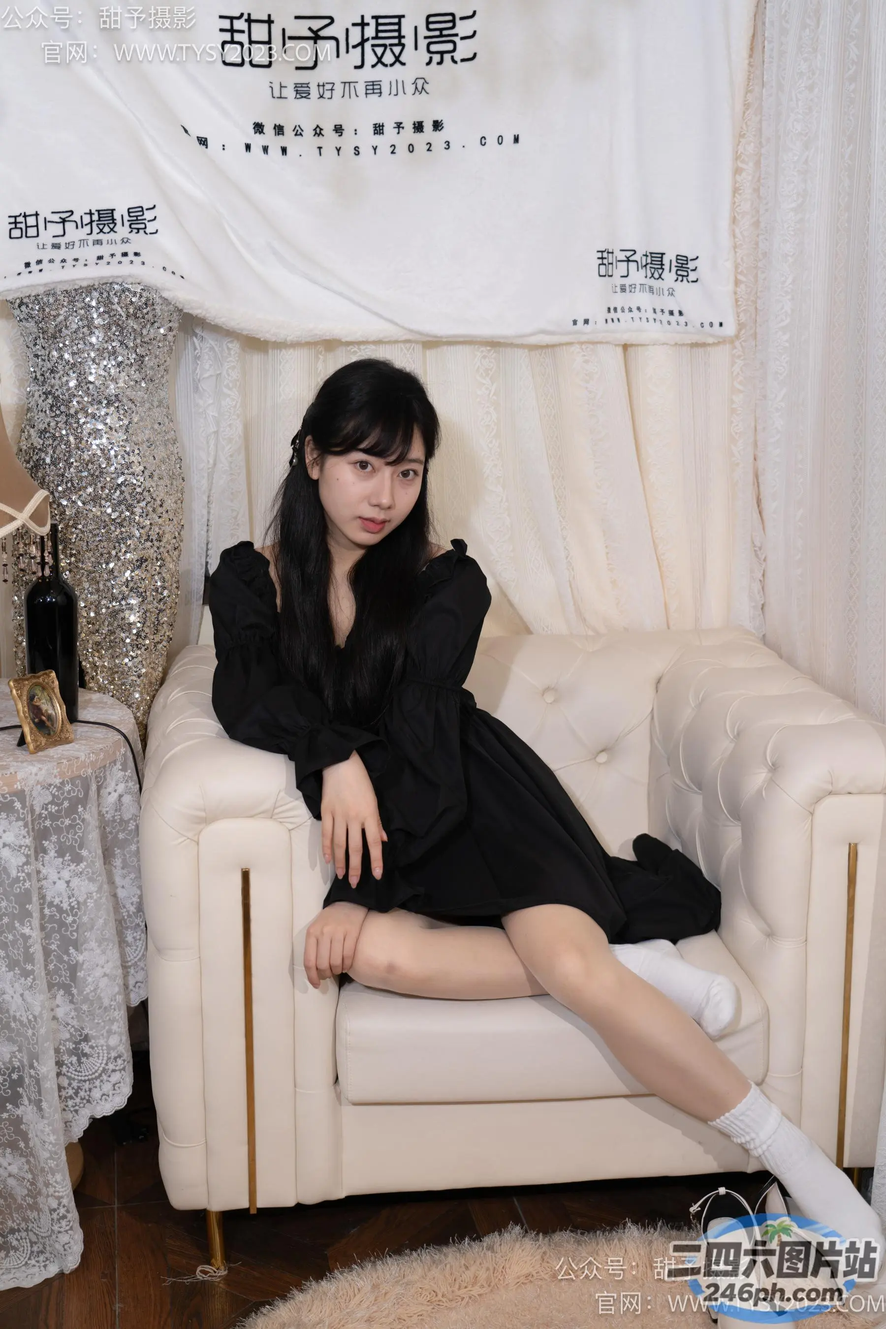 阿拉菲女人坐在一个有白色窗帘的房间里的椅子上