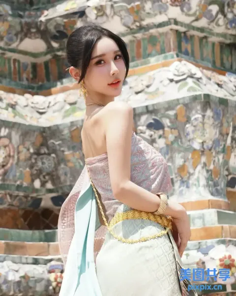 身穿白色连衣裙和蓝色围巾的 araffe 女子