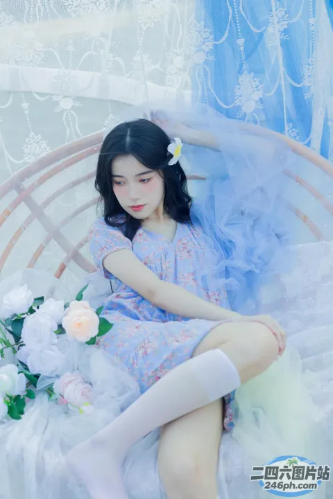 有一个女人坐在床上，头发上插着一朵花