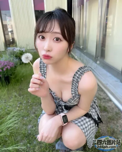 一个女人跪在草地上的特写