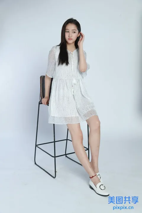 身穿白色连衣裙坐在椅子上的阿拉夫女人