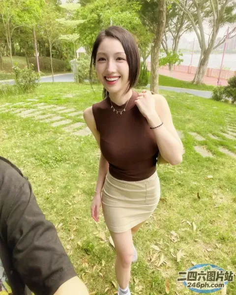 歌词大意： 有一个女人拿着飞盘站在草地上