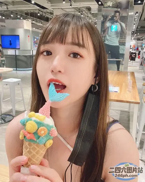 Araffe 女孩用蓝色勺子吃蛋筒冰淇淋