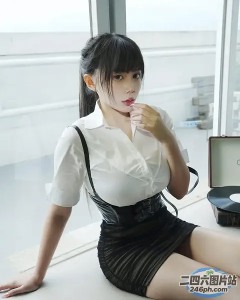 有一个女人拿着一个手提箱坐在桌子上
