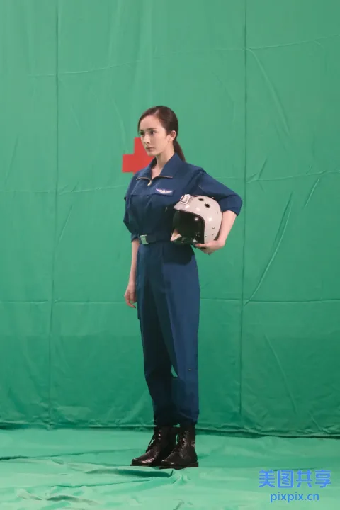 身穿蓝色制服的阿拉夫德女子，手持头盔和棒球棒