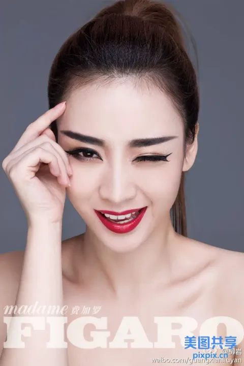 戴着红色唇膏和红唇的阿拉夫女人摆姿势拍照