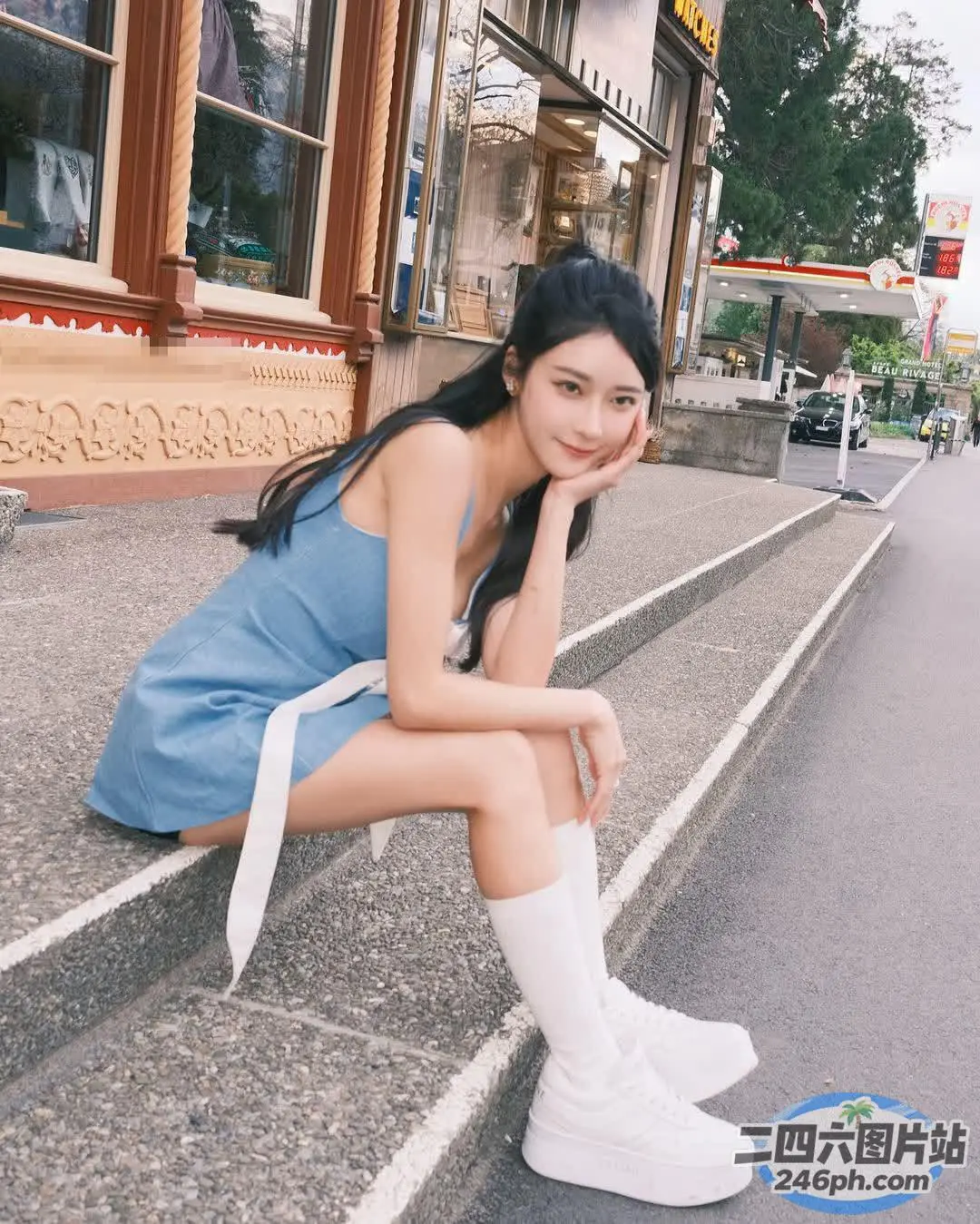 阿拉夫德女人坐在建筑物的台阶上，双腿交叉