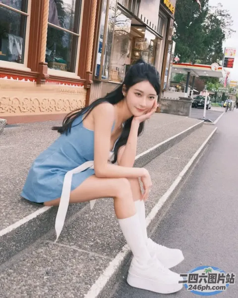 阿拉夫德女人坐在建筑物的台阶上，双腿交叉