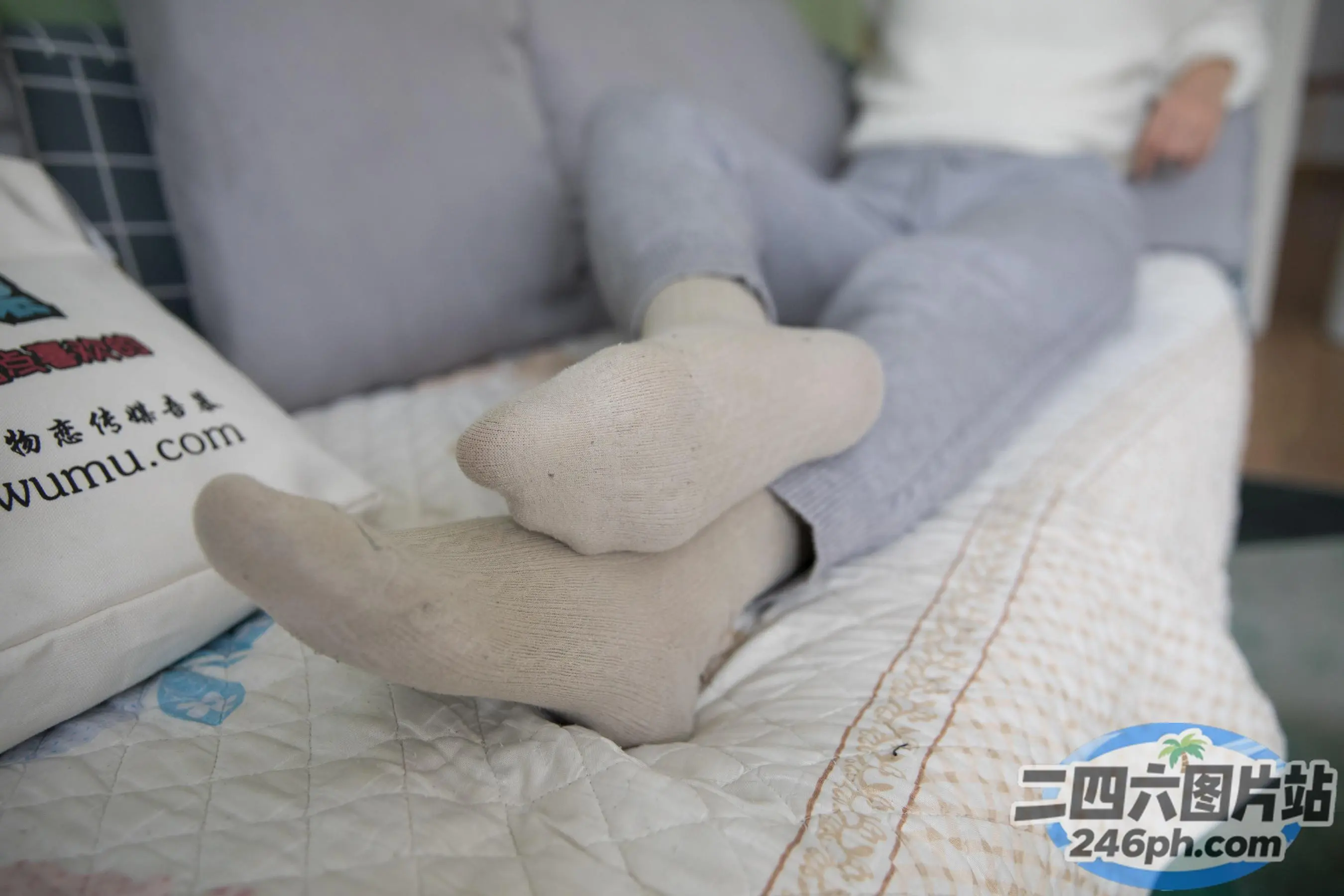 有人躺在床上，床上放着毛绒玩具