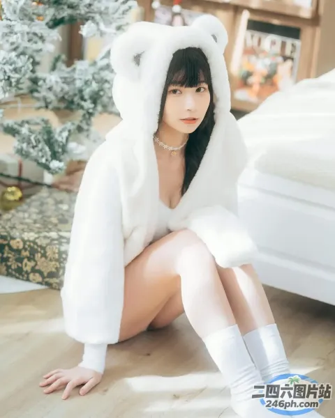 身穿白熊服装的 Araffe 坐在地板上