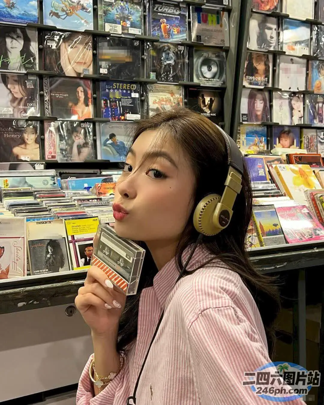 戴着耳机、拿着卡片的女人在唱片店前