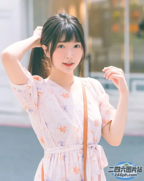 一位身穿裙子的女人正在摆姿势拍照