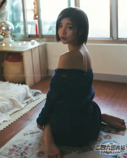 房间里的地板上坐着一个女人