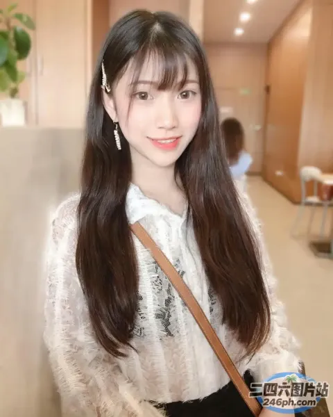 长发白衬衫的 araffe 女人摆姿势拍照