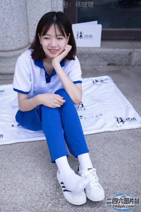 阿拉费德女人坐在地上，手放在下巴上