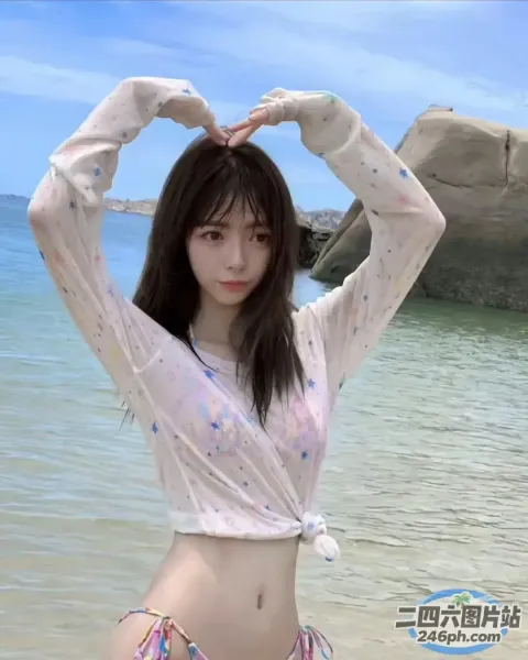 海滩上穿着比基尼的人的特写