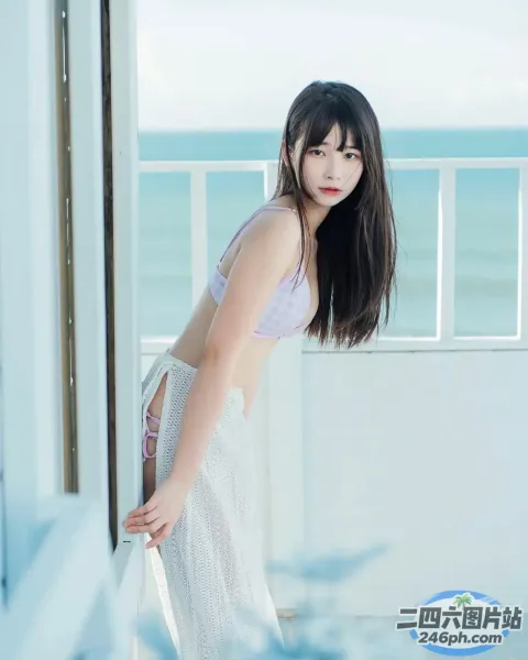 站在阳台上的白裙子的阿拉伯裔女子