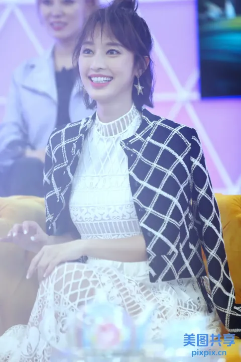 阿拉夫女人坐在沙发上，脸上挂着微笑