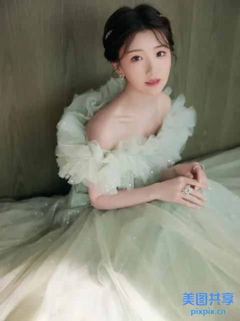 坐在沙发上的绿色连衣裙的阿拉夫女人