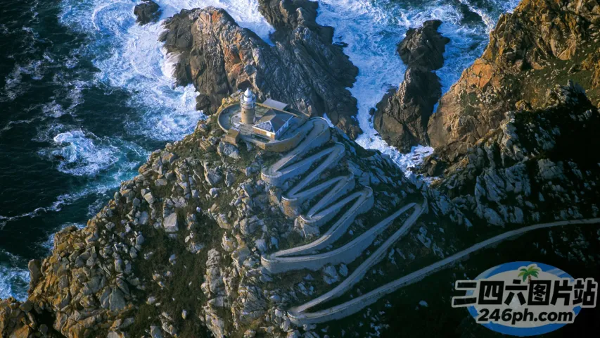 悬崖上蜿蜒的道路俯瞰大海的美景