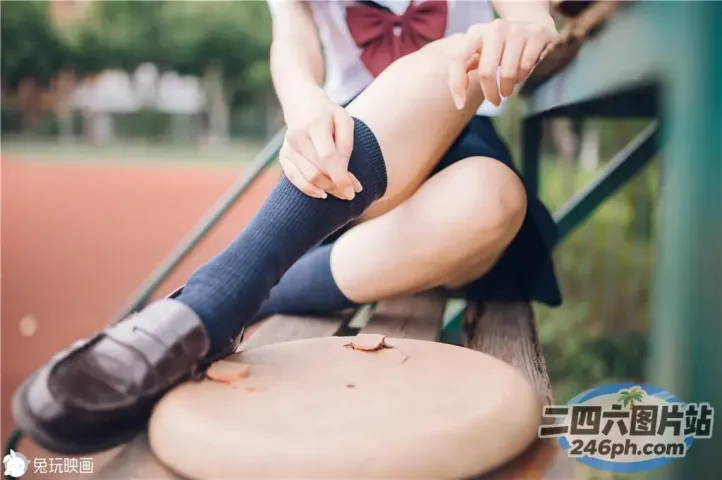 有个女人坐在长凳上，双腿交叉