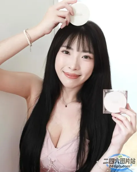 阿拉夫德亚洲妇女手里拿着一面镜子和一个碗