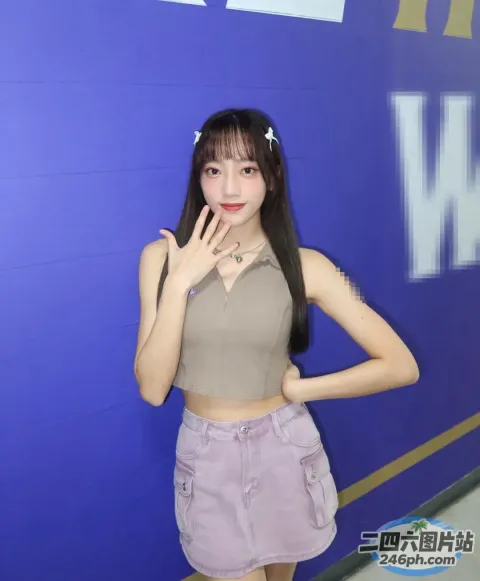 一名身穿短裙的女子摆姿势拍照