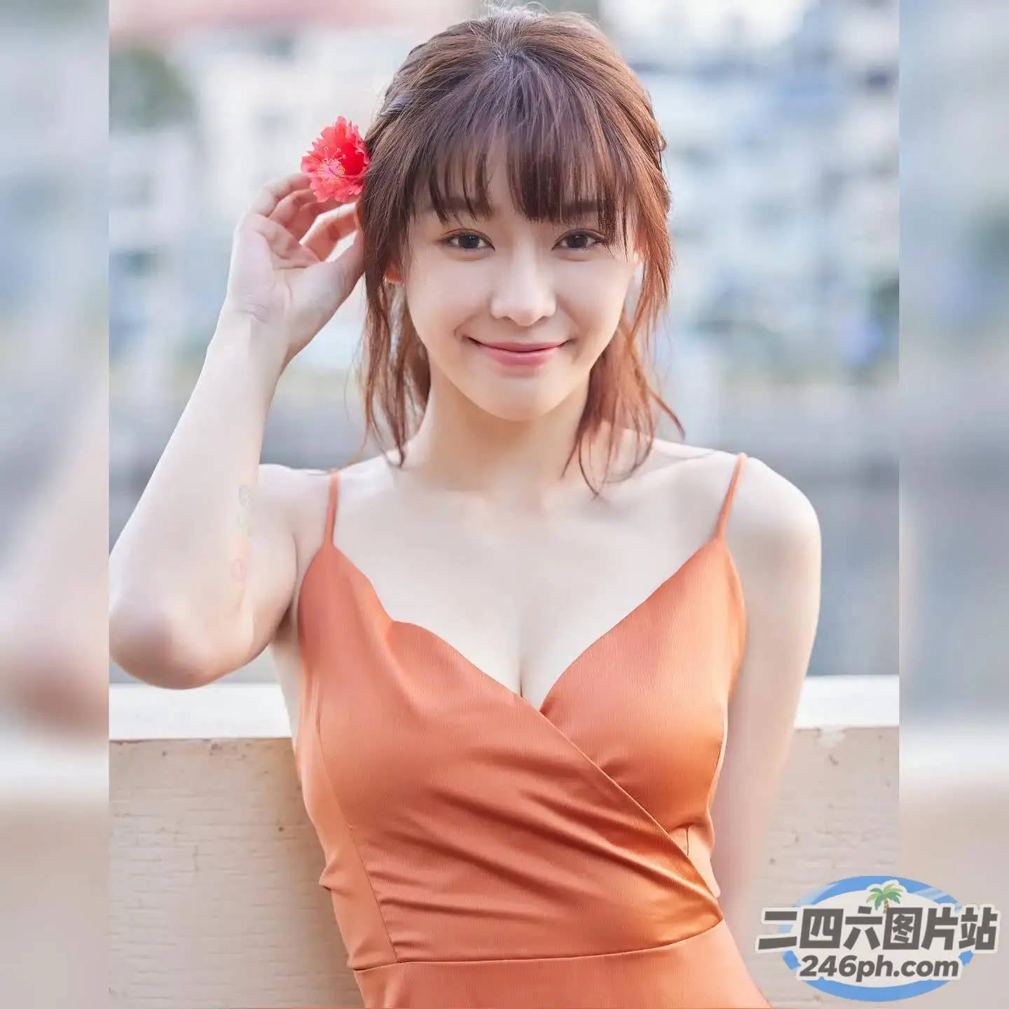 一个穿着裙子的女人摆姿势拍照的特写