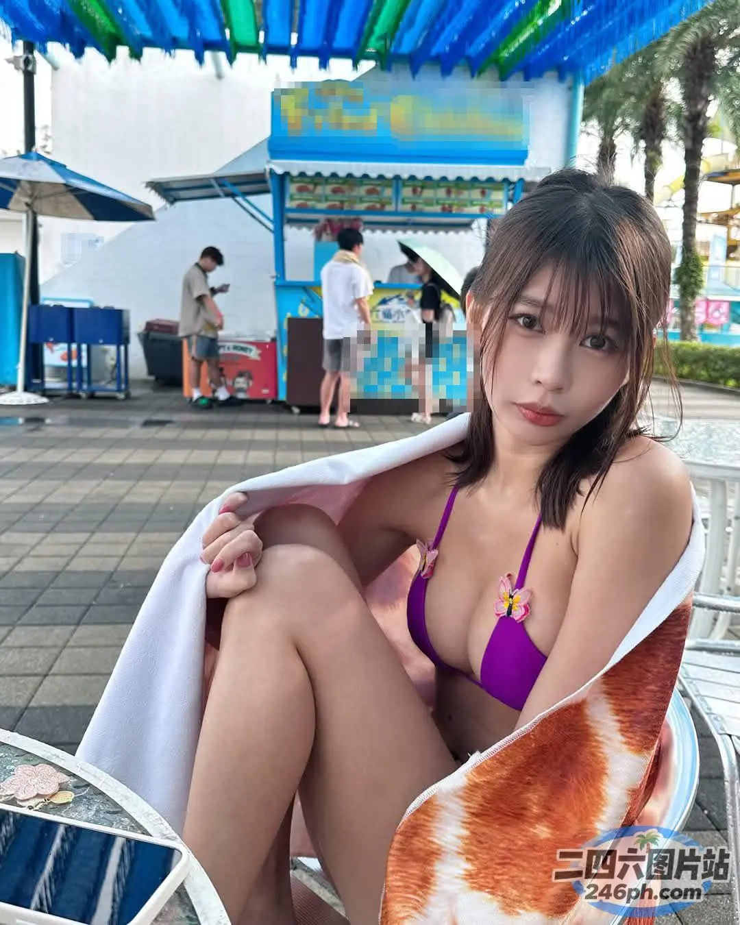 坐在椅子上的紫色比基尼的 araffe 亚洲女性