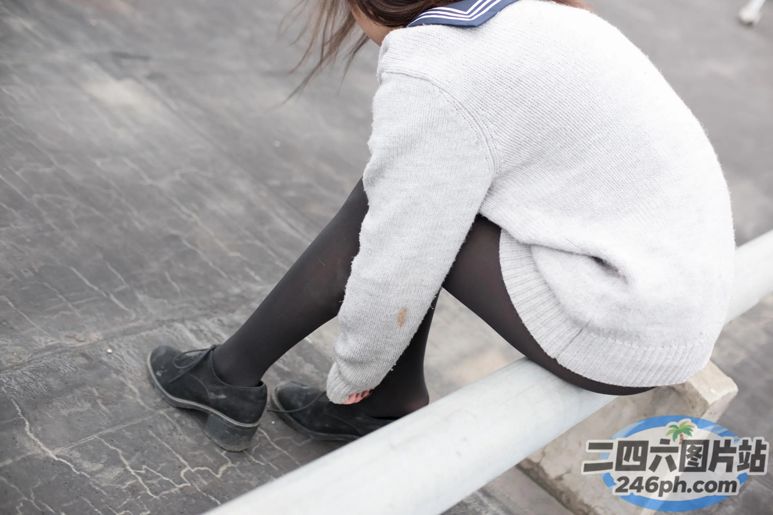 有个女人坐在长凳上，双腿交叉