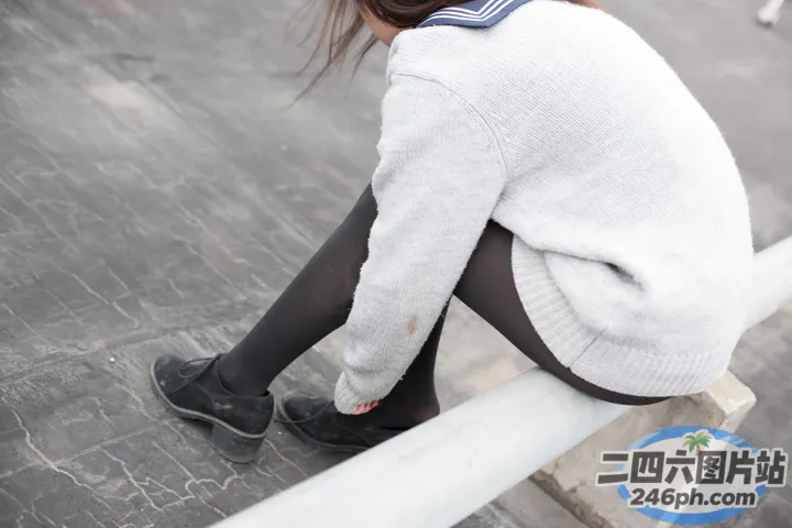 有个女人坐在长凳上，双腿交叉