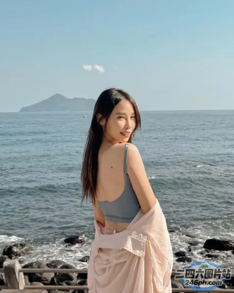 站在海滩上，头上盖着毛巾的阿拉夫德女人