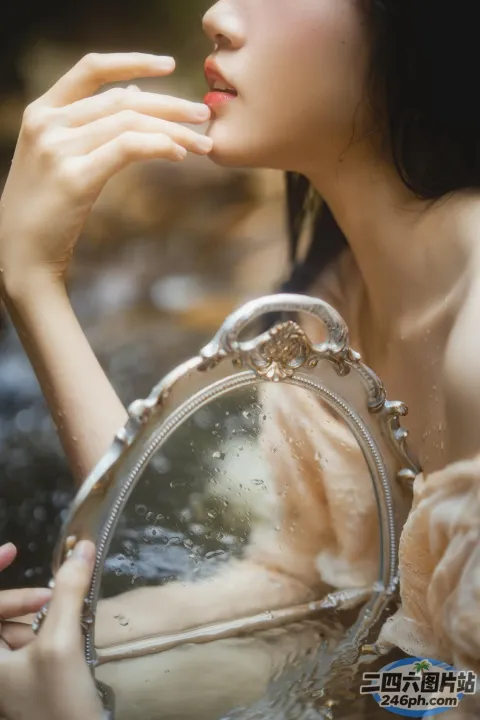 拿着镜子和口红的浴缸里的 arafed 女人