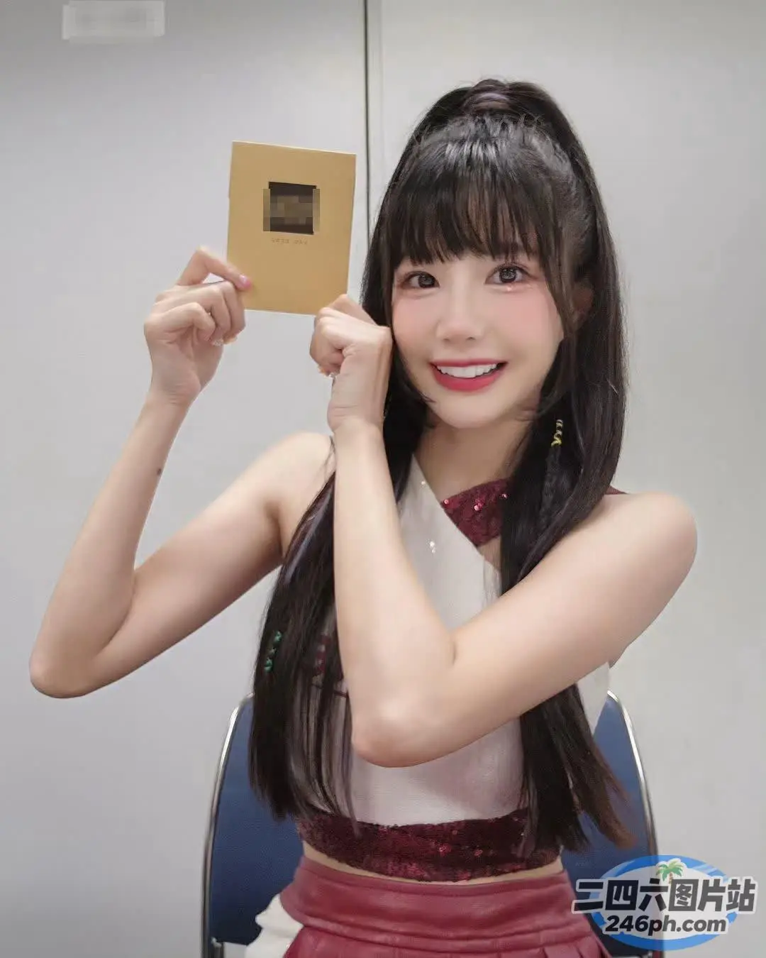 阿拉菲女孩在她面前举着一个金色的方块